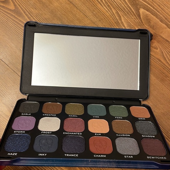Revolution Makeup Palette Enchanted - Picture 5 of 6